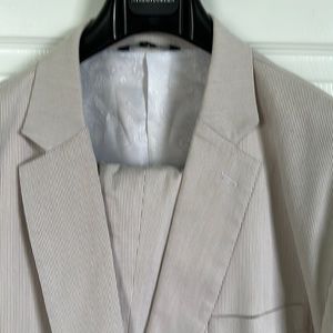 Men summer suit size 47W /52 L color:  cream and white.Brand: Afazzy.
